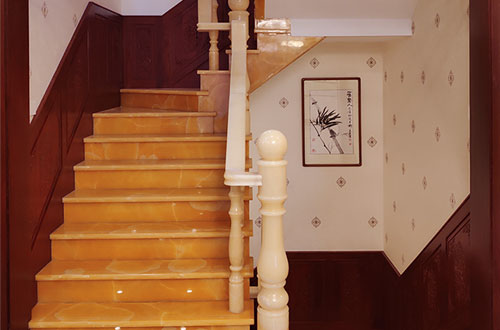 什玲镇中式别墅室内汉白玉石楼梯的定制安装装饰效果